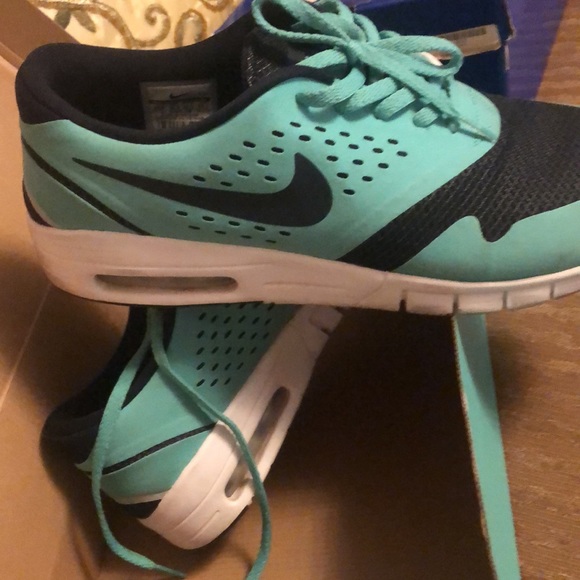 LIKE NEW 😍 Nike men shoes - Picture 2 of 5